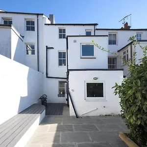 https://vibrant-spring-street-with-garden.brighton-hotels-england.com