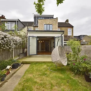 https://contemporary-3-bed-house-with-spacious-garden-close-to.cambridgehotelsuk.com